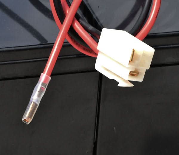 High Capacity 9 Ah Razor 24 Volt Battery Pack with Wiring Adapter for E200/E200S (Versions 1-7) & E300/E300S (Versions 1-4), showing close-up of included wire harness and multiple connectors.