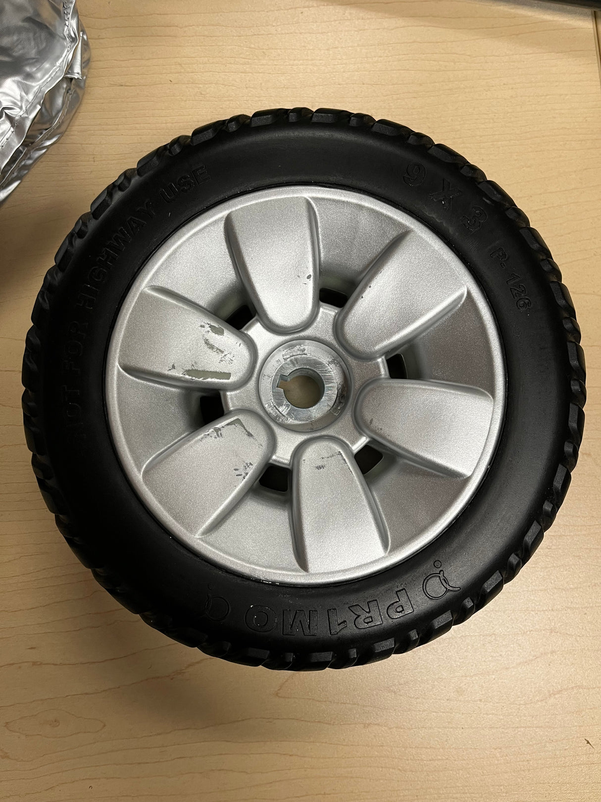 9"x3" (2.80/2.50-4) Flat-Free Drive Wheel Assembly with Silver Rim & Black Tire for Jazzy Select Elite & Pride TSS 300 (WHLASMB2017) (Blemished)