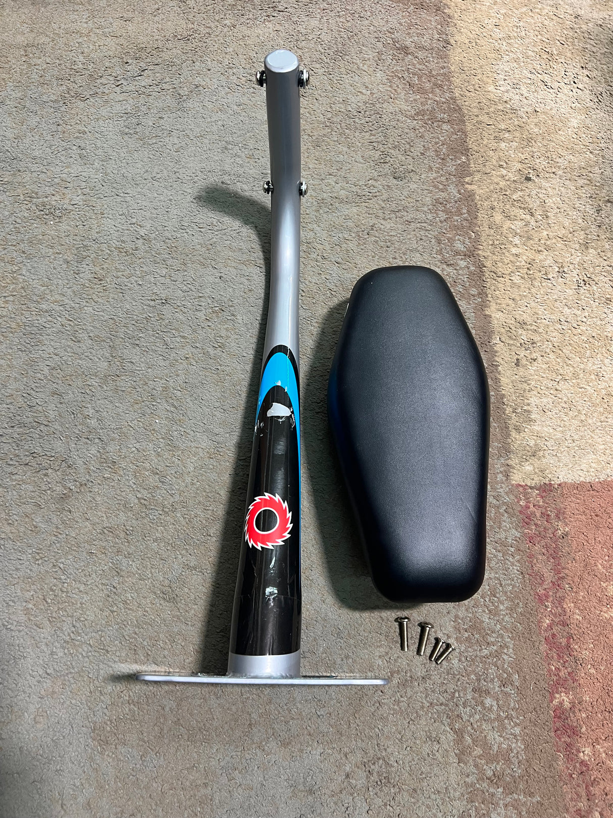 Seat with Post for the Razor E200S (V38+) (Blemished) featuring a black upholstered seat and teal and silver post, accompanied by screws for easy attachment.